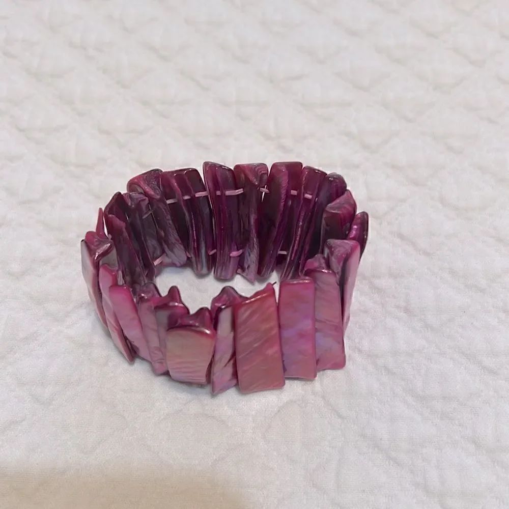 Pink Colored Slivered Shell Cuff Bracelet with Elastic Band - Picture 4 of 4